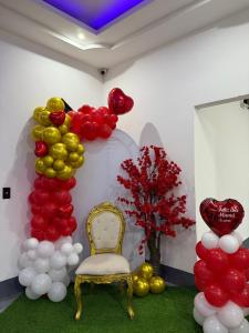a room with a chair and a bunch of balloons at Hotel Loma Linda in Ocotal