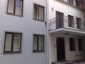 een wit gebouw met een balkon aan de zijkant bij Solo apart in Rīga
