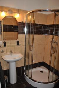 een badkamer met een douche en een wastafel bij Solo apart in Rīga