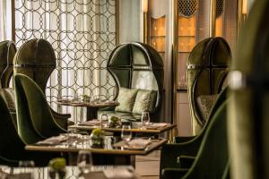 Area tempat duduk di Four Seasons Hotel Jakarta