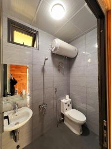 Koupelna v ubytování Nhà gỗ nguyên căn 3PN 10Pax WC Private