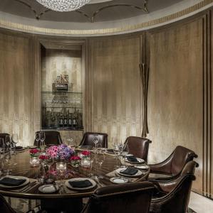 Area tempat duduk di Four Seasons Hotel Jakarta