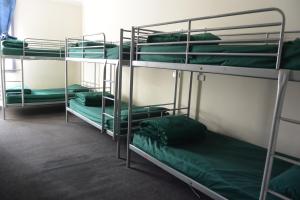 Palanda nebo palandy na pokoji v ubytování Elizabeth Hostel + 33 fotografií