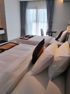 un gruppo di 3 posti letto in una camera d'albergo di LN hotel&Residence a Phumĭ Prêk Chrey