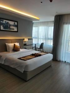 una camera con un grande letto e una scrivania di LN hotel&Residence a Phumĭ Prêk Chrey