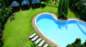 una vista aérea de una piscina en un parque en Batangas, en Dilao