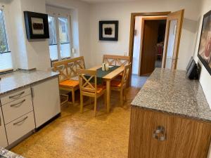 een keuken en eetkamer met een tafel en stoelen bij Ferienwohnung Meßmer mit Terrasse in Heiligenberg +18 foto's