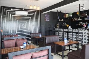 ein Restaurant mit Tischen und Stühlen und einer Bar in der Unterkunft Hotel Sudur in Ataria