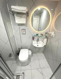 Phòng tắm tại B Corner Hotel Bistro