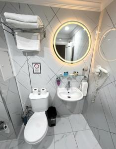 Phòng tắm tại B Corner Hotel Bistro