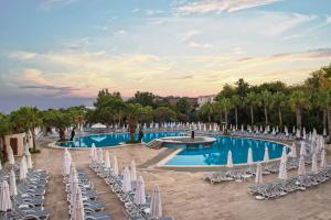 Der Swimmingpool an oder in der Nähe von Botanik Hotel