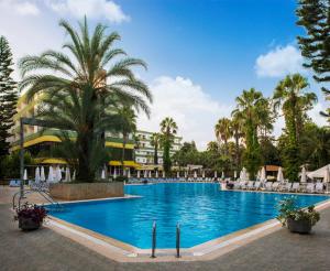 Der Swimmingpool an oder in der Nähe von Botanik Hotel