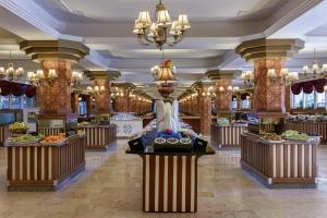 Členové personálu v ubytování Botanik Hotel + 37 fotografií