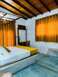 Ένα ή περισσότερα κρεβάτια σε δωμάτιο στο Sigiriya Traveler's Nest