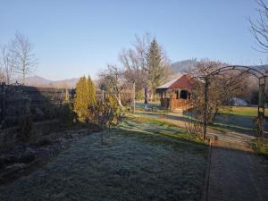 vista su un cortile con una casa sullo sfondo di Casa Crăciun a Mănăstirea Humorului