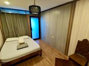 Giường trong phòng chung tại Red Roof