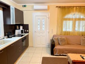 a living room with a couch and a kitchen at Resort Dimitris in Alexandroupoli