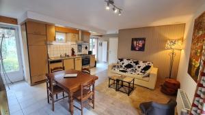 Kuchyň nebo kuchyňský kout v ubytování DOMAINE DES GRAVIERS