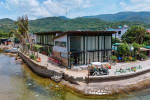 a building on the side of a river at Rock Bay by Chành Rành in Vĩnh Hy