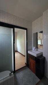 een badkamer met een wastafel en een spiegel bij PS Lanta Resort 