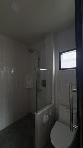 een badkamer met douche en toilet en een raam bij PS Lanta Resort  +23 foto's