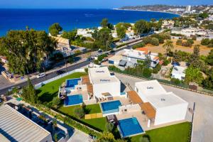 eine Luftaufnahme eines Hauses mit Blick auf das Meer in der Unterkunft Alma Luxury Villas in Ialyssos