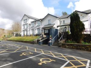 a parking lot in front of a row of houses at Gwesty Seren Hotel in Blaenau-Ffestiniog