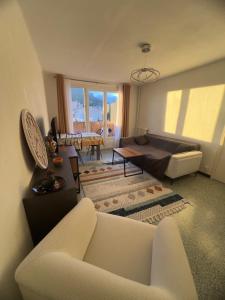 Khu vực ghế ngồi tại CozyT2 44m2 Quality bed, well-equipped kitchen