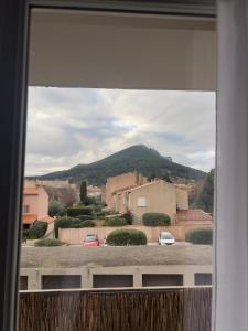 Cảnh núi rừng hoặc tầm nhìn ra núi từ căn hộ