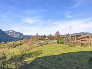 Blick auf einen Park mit Bergen im Hintergrund in der Unterkunft Bergblick Lodge - 3 Sterne Garni - Neueröffnung in Aeschi