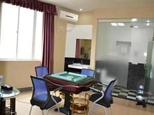 ein Esszimmer mit Tisch und Stühlen in der Unterkunft Sheng Lin Na Hotel Minzhi Branch in Shenzhen