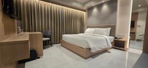 een hotelkamer met een bed en een bureau bij Samrat Studios in Pune +11 foto's