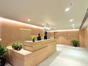 twee mannen bij de receptie in de lobby bij Samrat Studios in Pune