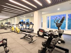 een fitnessruimte met diverse loopbanden en cardio-apparatuur bij Samrat Studios in Pune