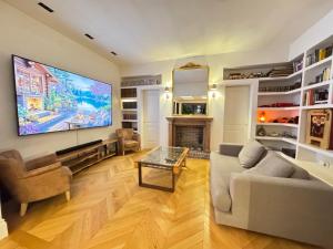 uma sala de estar com uma grande TV na parede em Terrazza segreta del Vaticano em Roma