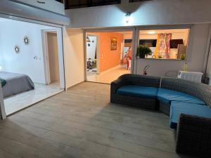 ein Wohnzimmer mit Sofa und ein Schlafzimmer in der Unterkunft Aqua longe Saint-François in Saint-François