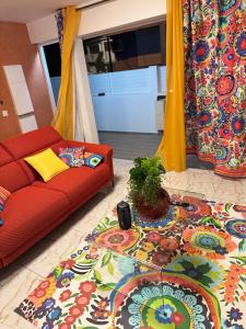 een woonkamer met een rode bank en een tapijt bij Aqua longe Saint-François in Saint-François