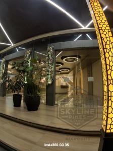 eine Ladenfront mit Pflanzen in einem Gebäude in der Unterkunft Skyline Pines City Hub - Baguio in Baguio City + 23 Fotos