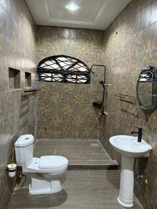 AvenawMiky Hillside Lodge的带马桶和水槽的浴室