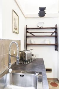 een aanrecht met een wastafel en een broodrooster bij Historic house by the lake La Renée Casa Vacanza in Predore