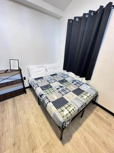 een slaapkamer met een bed in een kamer bij Adventure Trail Cabin #9 in Houston