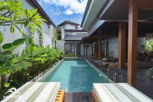 an infinity pool in the backyard of a villa at Soocha B by Bukit Vista in Ungasan