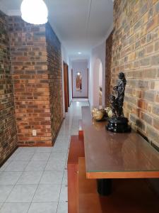 een kamer met een bakstenen muur en een beeld op een tafel bij 850 Munro in Margate +8 foto's