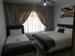 een slaapkamer met twee bedden en een raam bij 850 Munro in Margate