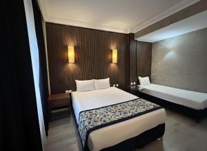 Giường trong phòng chung tại B Corner Hotel Bistro +4 ảnh