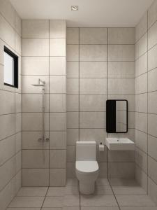 een badkamer met een toilet, een wastafel en een douche bij ClubRock Perlis in Kaki Bukit +16 foto's
