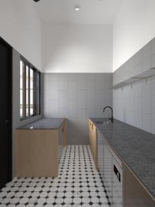 een keuken met een zwart-witte tegelvloer bij ClubRock Perlis in Kaki Bukit