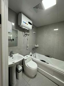 un bagno con un water bianco e un lavandino di Dino guest house a Dalandzadgad