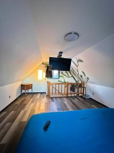 ein Wohnzimmer mit einem Flachbild-TV an der Decke in der Unterkunft The Northern Lights Oasis in Wasilla