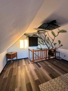 ein Wohnzimmer mit einem Flachbildfernseher an der Wand in der Unterkunft The Northern Lights Oasis in Wasilla